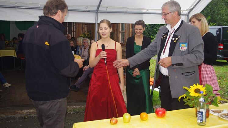 Eva Schnappauf (Zweite von links) musste verschiede Apfelsorten, die in Effelter wachsen, bestimmen. Foto: Heike Schülein