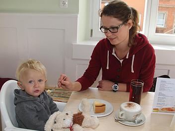 Kristin Krauß kam schon vor der Sanierung oft mit Rafael und ist froh, dass der Familientreff "gerettet" werden konnte. Foto: Sonja Adam