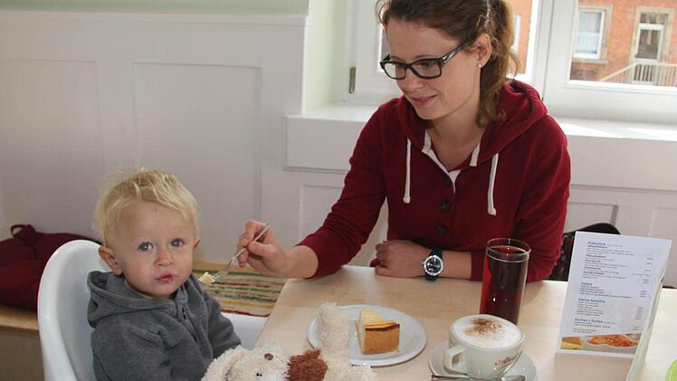 Kristin Krauß kam schon vor der Sanierung oft mit Rafael und ist froh, dass der Familientreff "gerettet" werden konnte. Foto: Sonja Adam