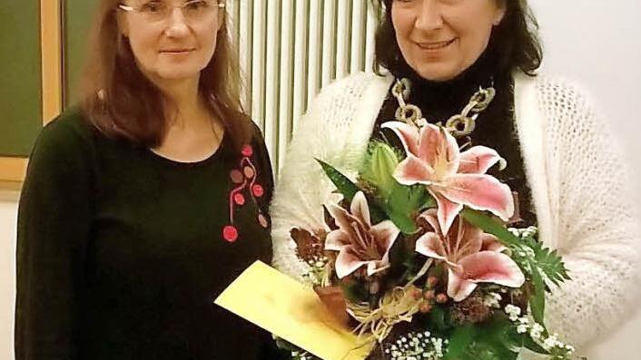 Dekanin Martina Beck (links) verabschiedete Astrid Schröder, die 21 Jahre lang in der Diakoniestation tätig war. Foto: Katharina Müller-Sanke
