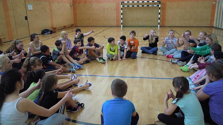 Gemeinsame Besprechung nach der Sportstunde. "Wie hat´s euch gefallen?" - "Super!" Foto: Julia Raab