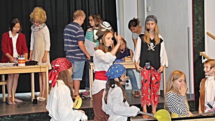 "Spuren", so der Name des Theaterstücks, welches die Kinder vortrugen und in dem sie sich auf die Spuren des Schulalltags von Ingrid Mandery begaben. Foto: Helmut Will