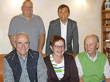 Für seine 40-jährige Tätigkeit in der Vereinsleitung wurde Peter Schmitt (links) mit einer Urkunde der Regierung geehrt. Neu im Ausschuss sind Agathe Maier (Mitte) und Uwe Eger (stehend, links). Alfred Schlee (rechts) wurde nach 38 Jahren von Bürgermeister Jens Korn verabschiedet.  Foto: Susanne Deuerling