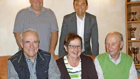 Für seine 40-jährige Tätigkeit in der Vereinsleitung wurde Peter Schmitt (links) mit einer Urkunde der Regierung geehrt. Neu im Ausschuss sind Agathe Maier (Mitte) und Uwe Eger (stehend, links). Alfred Schlee (rechts) wurde nach 38 Jahren von Bürgermeister Jens Korn verabschiedet.  Foto: Susanne Deuerling