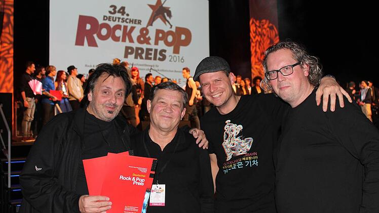 Am Ende wieder eine kleine Panne: Von drei Urkunden sollte eine fehlen. Udo Langer, Viktor Neuwert, Marco Hofmann und Andi Herold sollte das nicht weiter bekümmern.  Foto: Häggberg