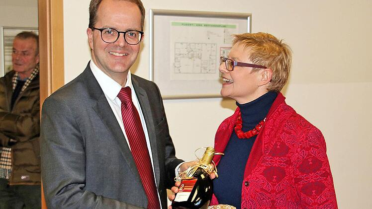 Kissinger Tropfen und einen Bocksbeutel überreichte die SPD-Kreisvorsitzende Sabine Dittmar an Markus Rinderspacher, der beim Neujahrsempfang kurzfristig als Festredner eingesprungen war. Foto: Dieter Britz