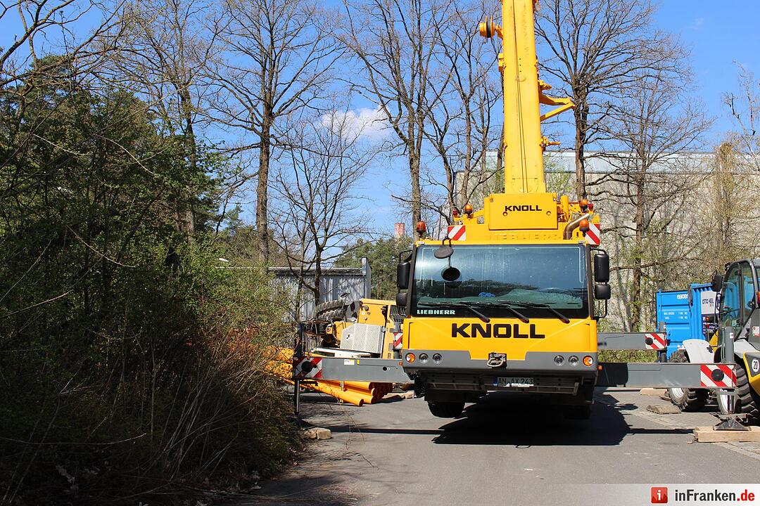Erlangen: Bagger kippt auf Unigelände um
