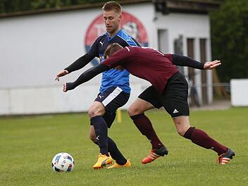 Alexander Ronneburg (l.) stellte die "Spieli"-Defensive das ein oder andere Mal vor Probleme. Fotos: Sebastian Baumann