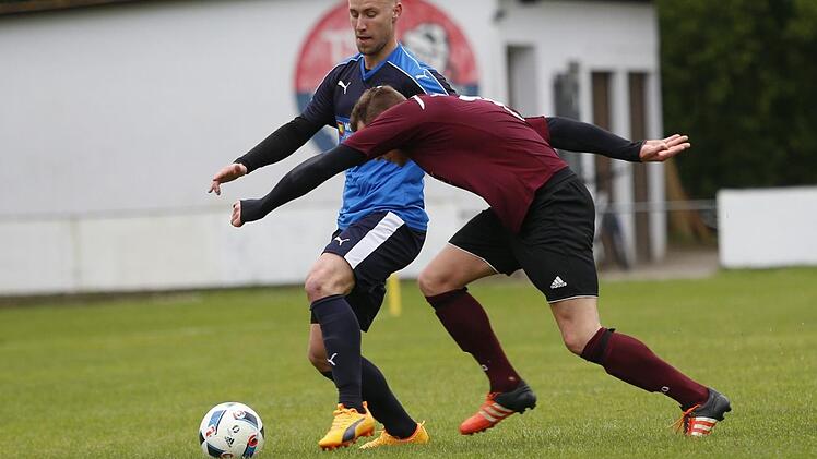 Alexander Ronneburg (l.) stellte die "Spieli"-Defensive das ein oder andere Mal vor Probleme. Fotos: Sebastian Baumann