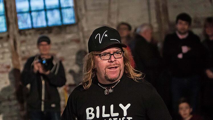 Der New Yorker Pop-Art-Künstler Billy The Artist lockte zahlreiche Besucher in die alte Pakethalle in Coburg. Foto: Jochen Berger