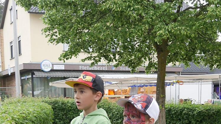 Kleine Festbesucher staunten, was auf dem Festplatz am Neustadter Spielzeugmuseum so alles los war. Foto: Manja von Nida