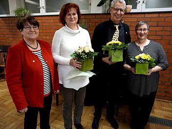 Die Vorsitzende Emilie Meier (l.) konnte Beate Riehl-Apel, Hedwig Schlemmer und Peter Lautenbach für langjähriges Singen im Chor auszeichnen.Richard Sänger
