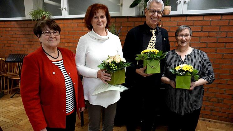Die Vorsitzende Emilie Meier (l.) konnte Beate Riehl-Apel, Hedwig Schlemmer und Peter Lautenbach für langjähriges Singen im Chor auszeichnen.Richard Sänger