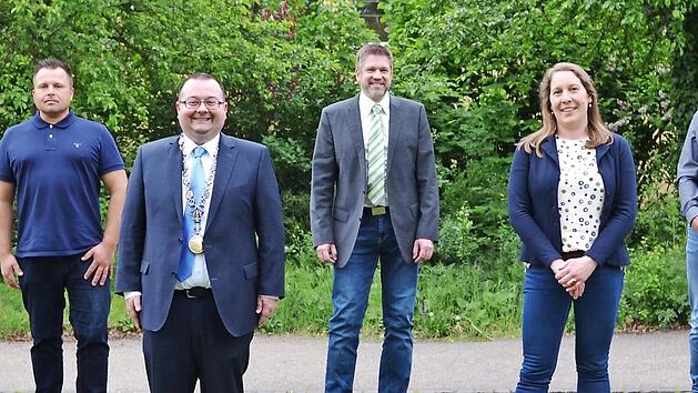 Die neuen Mitglieder im Stadtrat (von links): Melanie Datscheg, Marco Stiefler, B&uuml;rgermeister Thomas S&ouml;der, Dr. Gerd K&uuml;hlbrandt, Ute Sommer, Thomas A&szlig;l&auml;nder, Verena Luche. Foto: Annika G&ouml;ttmann
