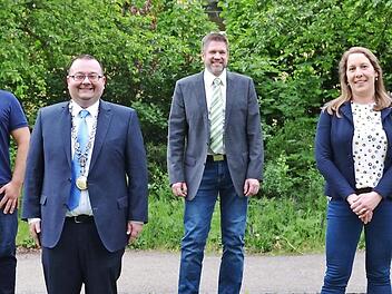 Die neuen Mitglieder im Stadtrat (von links): Melanie Datscheg, Marco Stiefler, Bürgermeister Thomas Söder, Dr. Gerd Kühlbrandt, Ute Sommer, Thomas Aßländer, Verena Luche. Foto: Annika Göttmann