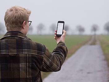 Der Handyempfang ist auf dem Land  oft nicht optimal. Symbolbild: Julian Stratenschulte/dpa