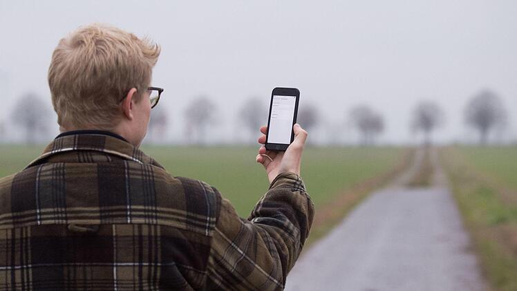 Der Handyempfang ist auf dem Land  oft nicht optimal. Symbolbild: Julian Stratenschulte/dpa