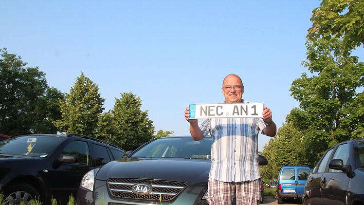 Anton Nossel war der erste Neustadter Bürger, der nach fast 40 Jahren wieder ein NEC-Kennzeichen in den Händen hielt.