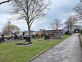 Friedhof in Zapfendorf: Auf vorhandene Freifl&auml;chen k&ouml;nnten zum Beispiel eine gr&ouml;&szlig;ere Urnenanlage oder ein Baumbestattungsfeld entstehen. Zu sehen ist auch der teilweise schlechte Zustand der Wege.