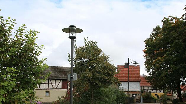 An der Weht in Großwenkheim stehen historische Lampen. Davon wird es bald noch mehr im Ort geben. Foto: Thomas Malz
