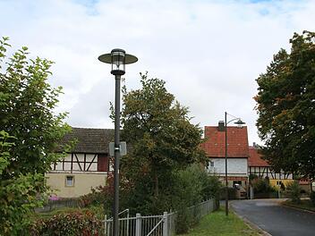 An der Weht in Großwenkheim stehen historische Lampen. Davon wird es bald noch mehr im Ort geben. Foto: Thomas Malz
