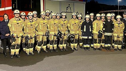 Diese Feuerwehrm&auml;nner und -frauen zeigten erfolgreich ihr K&ouml;nnen bei der Leistungspr&uuml;fung &bdquo;Gruppe im L&ouml;scheinsatz&ldquo;.