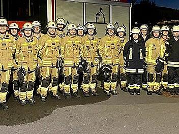 Diese Feuerwehrm&auml;nner und -frauen zeigten erfolgreich ihr K&ouml;nnen bei der Leistungspr&uuml;fung &bdquo;Gruppe im L&ouml;scheinsatz&ldquo;.