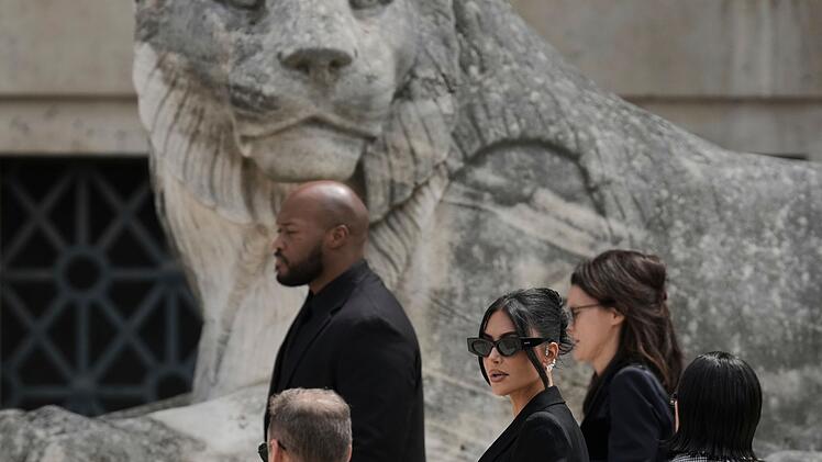 Kardashian sagt zu Überfall in Paris vor Gericht aus