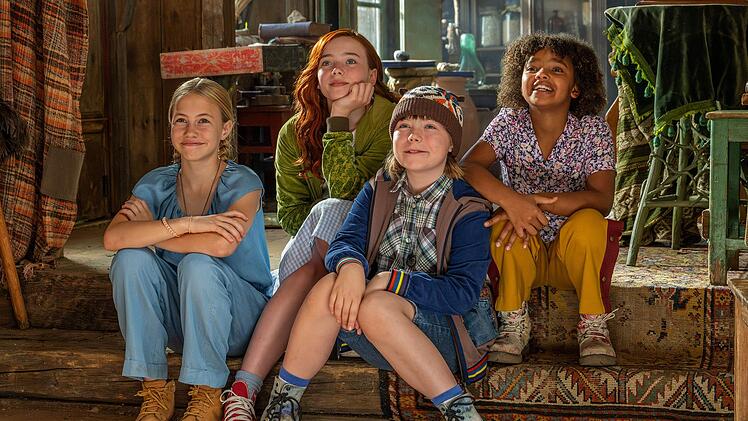 Sie müssen gemeinsam den Wald retten: Valentina (Cora Trube), Willow (Ava Petsch), Gretchen (Anna von Seld) und Lotti (Mary Tölle, von links nach rechts).