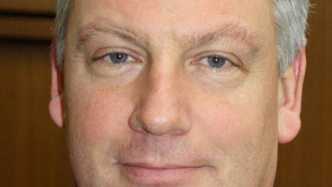 "Wichtig war uns der enge Schulterschluss in Sachen Kindswohl", brachte der Leiter des Jugendamtes im Landratsamt, Siegbert Goll, einen zusätzlichen Aspekt in die Diskussion ein. Er stellte die Jugendsozialarbeit an Schulen, die Kissinger Krisenmatrix als Handlungsleitfaden für besondere Situationen sowie weitere Projekte vor. Das Hauptziel der Säule, die Goll vorstellte: Jungen Menschen in besonderen Lebenslagen helfen.