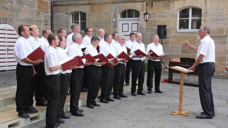 Alfred Schröder, der den Jubelchor Eyrichshof dirigiert, leitet auch den Männerchor Heldburg, der hier seinen Auftritt im Schlosshof Eyrichshof hat. Foto: Helmut Will
