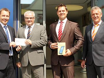 Bankvorstand Michael Hein (von links), Bürgermeister Willi Warmuth, Christian Melzer (Bezirksleiter Schwäbisch Hall) und der Hambacher Filialleiter Edwin Geis. Foto: Raiffeisenbank Maßbach