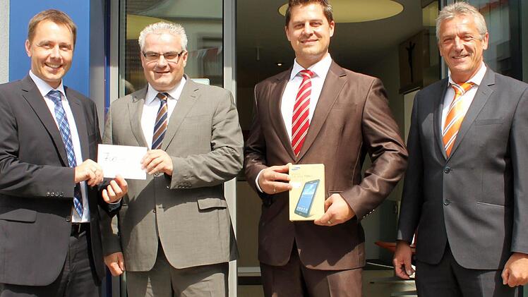 Bankvorstand Michael Hein (von links), Bürgermeister Willi Warmuth, Christian Melzer (Bezirksleiter Schwäbisch Hall) und der Hambacher Filialleiter Edwin Geis. Foto: Raiffeisenbank Maßbach