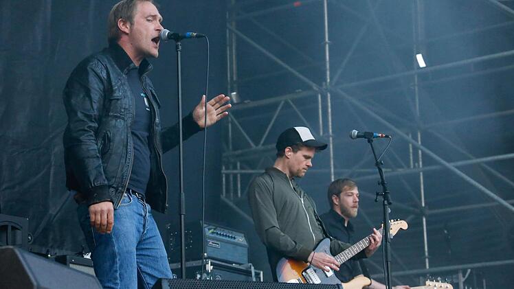 Als Vorband stand Thees Uhlmann auf der Bühne am Coburger Schlossplatz Foto: Matthias Hoch