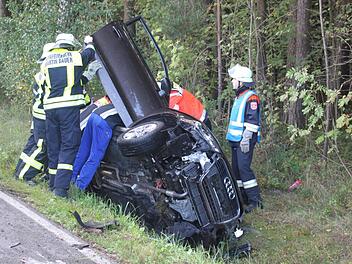Feuerwehr und Einsatzkräfte befreiten die eingeklemmte Frau aus dem Fahrzeug.Fotos: Peter Groscurth