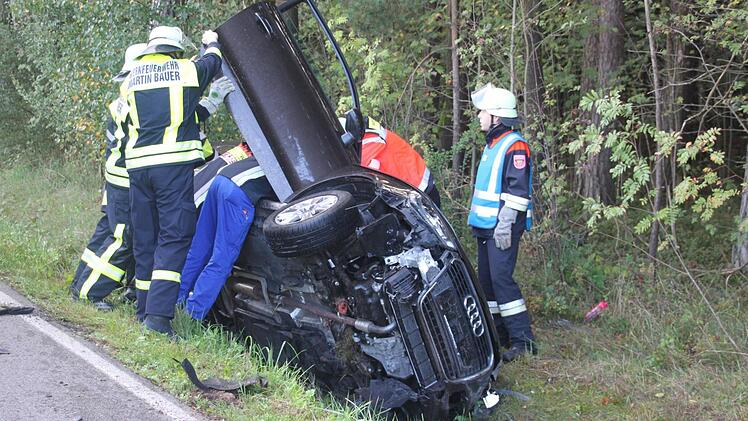 Feuerwehr und Einsatzkräfte befreiten die eingeklemmte Frau aus dem Fahrzeug.Fotos: Peter Groscurth