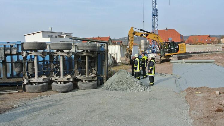Rückwärts sollte die Ladung Mineralbeton hier in der Rudolf-Mauder-Straße abgeladen werden.