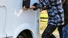 Gemeinsam helfen die Camper einem Neuankömmling, sein Fahrzeug auf dem glitschigen Boden einzuparken. Fotos: Manuel Stark