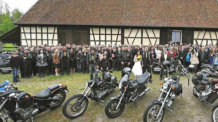 Gruppenbild mit Hubraum: Am 1. Mai haben Katja Kupek und Florian Griebel in der Alten Sch&auml;ferei in Ahorn geheiratet. Mehr als 100 Biker waren dabei. Foto: Christoph Winter
