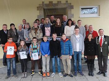 Schützenmeister Michael Wimmel (rechts) präsentiert "seine" Vereinsmeister sowie die Persönlichkeiten des Jahres Monika und Klaus Rettinger (mittlere Reihe links). Foto: Wimmel