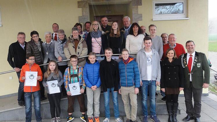 Schützenmeister Michael Wimmel (rechts) präsentiert "seine" Vereinsmeister sowie die Persönlichkeiten des Jahres Monika und Klaus Rettinger (mittlere Reihe links). Foto: Wimmel