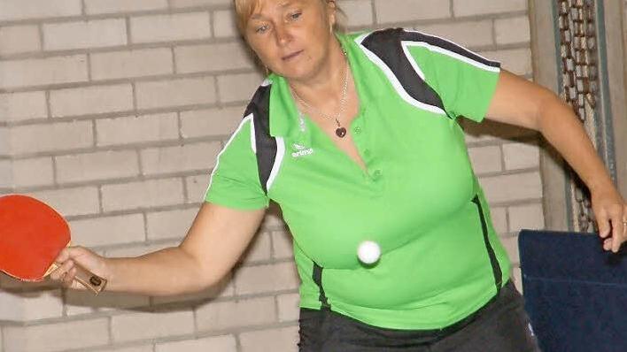 Im kreisinternen Duell beim TSV Steinberg II gewann Gisela Schrafft von der SG Neuses ihre beiden Einzel ohne Satzverlust. Foto: Hans Franz