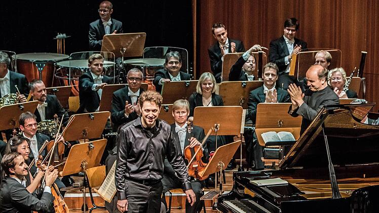 Der Pianist Benjamin Moser war im Kongresshaus der gefeierte Solist beim Sinfoniekonzert des Landestheaters unter Leitung von Roland Kluttig. Foto: Jochen Berger