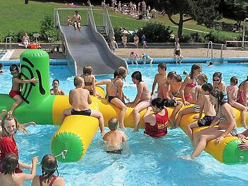 Der aufblasbare Schwimmhund ist eine gefragte Attraktion. Foto: privat