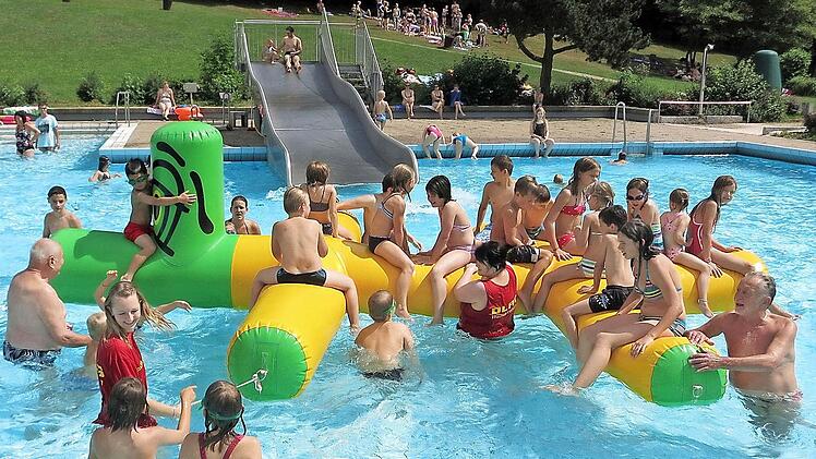 Der aufblasbare Schwimmhund ist eine gefragte Attraktion. Foto: privat