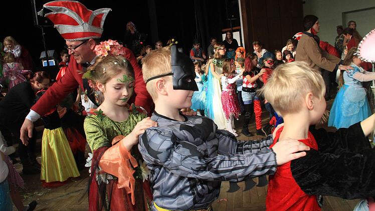 Ein bunter, lustiger Gaudiwurm schlängelte sich durch die Moll-Halle.