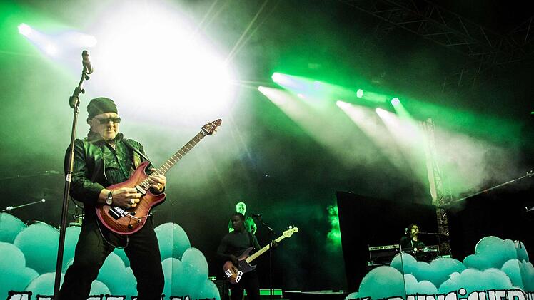 Impressionen vom Tambacher Sommer: Rund 1500 begeisterte Fans im ausverkauften Tambacher Schloss erlebten den Auftritt der Ersten Allgemeinen Verunsicherung. Foto: Jochen Berger