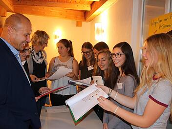 Bei der Bildungskonferenz stellten (von rechts) Clara Seitz, Lea Eyrich, Julia Fichtner und weitere Schülerinnen des Jack-Steinberger-Gymnasiums den Teilnehmern ihr P-Seminar zum Thema Integration vor. Foto: Ralf Ruppert