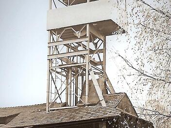 Der Bergbau hat in Stockheim eine lange Geschichte, die die Knappen noch immer pflegen. Das Bild entstand beim Fahnenjubiläum 1972 (v. l.): Heinrich Lehnhardt, Michael Förtsch, Hans Ebert, Georg Kreul und Paul Geyer. Im Hintergrund sichtbar ist der Förderturm der Katharinazeche, der drei Jahre später eingelegt wurde.  Foto: Gerd Fleischmann