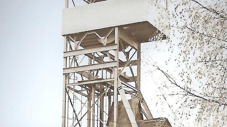 Der Bergbau hat in Stockheim eine lange Geschichte, die die Knappen noch immer pflegen. Das Bild entstand beim Fahnenjubiläum 1972 (v. l.): Heinrich Lehnhardt, Michael Förtsch, Hans Ebert, Georg Kreul und Paul Geyer. Im Hintergrund sichtbar ist der Förderturm der Katharinazeche, der drei Jahre später eingelegt wurde.  Foto: Gerd Fleischmann